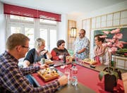 Lukas Kuster (zweiter von rechts) bedient im Zeku-Sushi in Malters seine Stammgäste. (Bild: Roger Grütter (Malters, 6. April 2017))