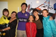 Das Badmeisterpaar mit Kindern und der Weggisser Sängerin Caroline Chevin (zweite von rechts). (Bild: pd)