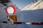Weil die Strasse zwischen Hospental und Realp im Winter (hier kurz vor Weihnachten) oft gesperrt ist, möchte der Landrat nun eine über 700 Meter lange Galerie bauen. (Bild: Urs Hanhart / Neue UZ)