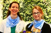 Gastgeberin Esther Bernet, Eidg. dipl. Drogistin FH, Safran Natur Drogerie Luzern und Preisgewinnerin Céline Krummenacher, Luzern (rechts). (Bild: Heiboss SA / Luzern)