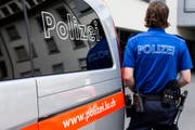 Einsatzwagen und Polizist der Luzerner Polizei. (Symbolbild) (Bild: Keystone)