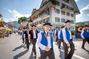 Nun erobern Jodler und ihre Entourage das Entlebuch: Augenschein an der gestrigen Eröffnung des Zentralschweizerischen Jodlerfests in Schüpfheim. (Bild Pius Amrein)