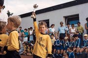 Schon seine ersten Turniere als Fussball-Knirps endeten damit, dass er einen Pokal in die Höhe stemmen durfte: Am nächsten Samstag wünscht sich Juventus-Verteidiger Stephan Lichtsteiner, dass er das mit dem Pokal der Champions League tun darf. (Bild: zvg)
