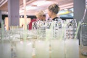 "Design Schenken" in der Viscosistadt in Emmenbrücke. Auf dem Bild zu sehen sind Impressionen der Ausstellung. Näher Angaben dazu hat allenfalls Autorin Sandra Ziegler. Das Bild entstand am Freitag, 01. Dezember 2017. Bild: (Pius Amrein / LZ) Ausstellung, Weihnachten, Design, Schenken, Advent (Bild: Pius Amrein (Emmenbrücke, 1. Dezember 2017))