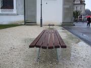 Holzsitzbänke auf dem Theaterplatz bei der Jesuitenkirche. (Bild: PD)