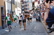 Teams rennen mit den langen Leitern durch die Oberaltstadt. (Bild: Werner Schelbert (Zug, 27. Juni 2016))