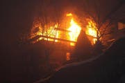 Der Neubau steht in Vollbrand. (Bild: Zuger Polizei)
