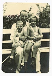 Carl Lutz mit Agnes Hirschi und Tomi Szluha, dem Sohn seines Chauffeurs. (Bild: Carl Lutz (Budapest, Sommer 1944))