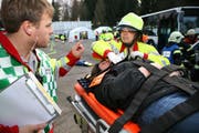 Für Sanitäter ist es oft schwer, abgelegene Orte in kurzer Zeit zu erreichen. Deshalb sollen im Kanton Schwyz «First Responder» eingesetzt werden. (Symbolbild Manuela Jans/Neue LZ)