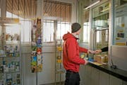 Die Postfiliale in Vitznau schliesst vielleicht schon bald ihre Türen. Im Bild ist Sidney Trionfini aus Vitznau zu sehen. (Bild Dominik Wunderli)