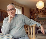 Der Schriftsteller und Pfarrer Kurt Marti 2001 in seiner Berner Wohnung. (Bild: Alessandro della Valle/Keystone)