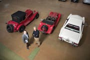 Kuno Fischer und Bernd Link (von links) präsentieren folgende Oldtimer: Alfa Romeo 6C 1750 GS Spider Zagato (von 1930, links), Morgan 4-4 Sport (1936, Mitte) und Mercedes-Benz 280 SL Pagode (1968). (Bild Roger Grütter)