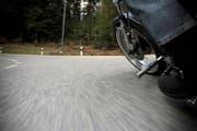 Der Töfflenker fuhr mit 160 statt der erlaubten 80 km/h. (Symbolbild Neue LZ)