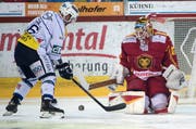 Chris DiDomenico der SCL Tigers (rechts) verteidigt das Tor gegen Ambris Paolo Duca in der Illfishalle in Langnau. (Bild: Marcel Bieri / Keystone)