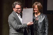 Edwin Beeler (links) beim Entgegennehmen des Innerschweizer Filmpreises 2017 Anfang März. Nun hat er auch den Innerschweizer Kulturpreis gewonnen. (Bild: Philipp Schmidli)
