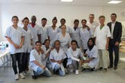 Die neue Klasse des Vorkurses "Perspektive Pflege" mit Adrian Wyss, Prorektor Weiterbildung HF der HFGZ und Projektverantwortlicher für die ZIGG, Verena Felder, Lehrperson Perspektive Pflege sowie Tobias Lengen, Geschäftsführer der ZIGG (hinten v.r.n.l.) (Bild: zvg)