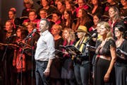 Sänger Davido Morell mit Chor. (Bild: Christian H. Hildebrand (Zug, 17. März 2018))