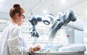 Industrieroboter wie Yumi von der ABB arbeiten präziser und ausdauernder als Menschen. (Bild: ABB)
