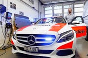 Mit diesem Auto werden in Zug keine Verbrecher gejagt: Es dient der Zugerland Verkehrsbetriebe (ZVB) als Demofahrzeug. Im Bild: Reto Filli, Bereichs- und Serviceleiter Mercedes bei der ZVB. (Bild Werner Schelbert)