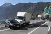 In Brunnen kollidierte am Montag ein Auto mit einem Lieferwagen. Eine Person wurde leicht verletzt. (Bild: Kantonspolizei Schwyz)