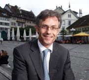 Karl Kobelt auf dem Landsgemeindeplatz, den er als seinen Lieblingsort in Zug bezeichnet. (Bild: Stefan Kaiser / Neue ZZ)