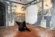Das Panoramazimmer mit dem alten Fresko – an der Jubiläumsausstellung bespielt mit dem beweglichen, tönenden Kreisel von Barbara Jäggi. (Bild: Romano Cuonz (Sarnen, 21. November 2017))