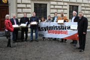 SVP-Mitglieder reichen am 29. April 2013 5286 Unterschriften für ihre Initiative ein. (Bild PD)