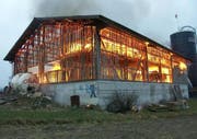 Die Maschinenhalle in Inwil steht in Vollbrand. (Bild Kantonspolizei Luzern)