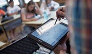 «Kinder, nehmt das Tablet hervor!» Der technologische Fortschritt hält auch in Schulzimmern Einzug. Bild: Pius Amrein (Luzern, 4. Juli 2017) (Bild: Pius Amrein (Luzern, 4. Juli 2017))