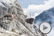 Ein Helikopter transportiert einen Fluegel der Marke Steinway anlaesslich einer Konzertserie des Schweizer Pianisten Oliver Schnyder auf den Pilatus, aufgenommen am 12. Oktober 2016. Auf 2132 Metern ueber Meer finden ab dem 15. Oktober 2016 an drei Wochenenden Klavierkonzerte mit Oliver Schnyder statt. (PPR/Sebastian Schneider) (Bild: SEBASTIAN SCHNEIDER (PPR))