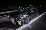 Eines der beiden beschädigten Autos nach dem Unfall auf der A2. (Bild: PD)