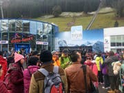 Hunderte Touristen und Schneesportler warteten am Sonntagmorgen vor der Talstation der Titlisbahnen. (Bild: René Meier)