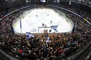 Die EVZ-Fans werden die Bossard-Arena wieder zum Kochen bringen. (Archivbild Stefan Kaiser)