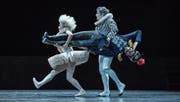 Immer im rechten Moment zur Stelle: Die Clowns, hier mit dem verzauberten Prinzen (William Moore). (Bild: Gregory Batardon)