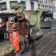 Familie Schaab bringt T. Rex in die Stadt. (Bild: Boris Bürgisser)