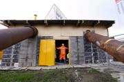 Edy Zihler führt in das Pumpwerk für die Ersatzleitungen. (Bild: Werner Schelbert)