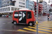 Der selbstfahrende Shuttle, wie er von der Baarerstrasse in die Metallstrasse abbiegt. (Bild: Christopher Gilb (Zug, 26. März 2018))