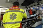Die verletzte Bikerin wurde mit dem Rettungsdienst ins Spital gefahren. (Symbolbild UZ)