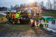Die Einsatzkräfte bei der Bergung des Unfallfahrers. (Bild: FFZ (Menzingen, 22. Januar 2018))