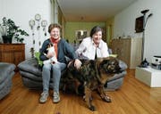 Corinne Brunner mit Katze Carusa und Brigitta Smider mit Hund Malik im Wohnzimmer. (Bild: Stefan Kaiser (Steinhausen, 12. Dezember 2017))