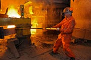 Arbeiter im Stahlwerk Schmolz + Bickenbach in Emmenbrücke. (Bild: Boris Bürgisser/Neue LZ)