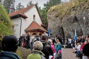 200 Besucher waren gestern Vormittag bei der Einweihung der sanierten Felsenkapelle auf Rigi Kaltbad dabei. (Bild Nadia Schärli)