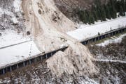 Die Lawine ist über die Wilerplaggen-Galerie bei Gurtnellen niedergegangen. (Bild: Urs Flüeler/Keystone)