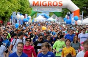Familien und Schüler auf der Laufstrecke. (Bild: Andy Mettler (swiss-image.ch))