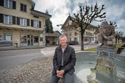 Für den Buttisholzer Gemeindepräsidenten Franz Zemp kommt anstelle der heutigen Post nur eine Agentur in Frage – die Post schlägt hierfür entweder «De Frisch Egge» im linken oder «Brot & Co.» im rechten Haus vor. (Bild: Pius Amrein (Buttisholz, 27. März 2018))