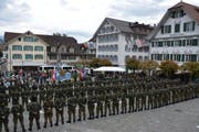 Das SWISSCOY Kontingent 36 bei der Übergabe der Einsatzabzeichen auf dem Dorfplatz in Stans. (Bild: Swissint/PD)