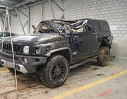 Das Fahrzeug erlitt Totalschaden, der Fahrzeuglenker ist schwer verletzt. (Bild: pd)
