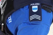 Logo der Zuger Polizei an der Uniform. (Bild Zuger Polizei)