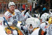 Hat den Mut längst nicht verloren: Zugs Timo Helbling. (Bild: Peter Klaunzer/Keystone (Bern, 6. April 2017))