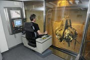 Blick in den Kranführerstand der KVA Luzern. (Bild Pius Amrein/Neue LZ)